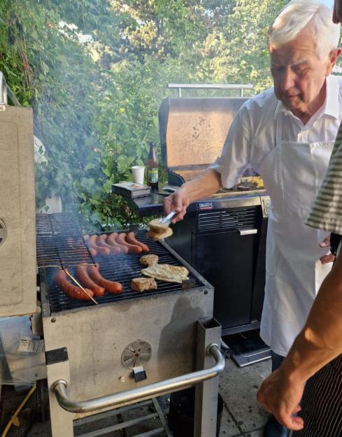 Peter Heinemann (Geschäftsführer des ÖHTB-Fahrtendienst) als Grillmeister